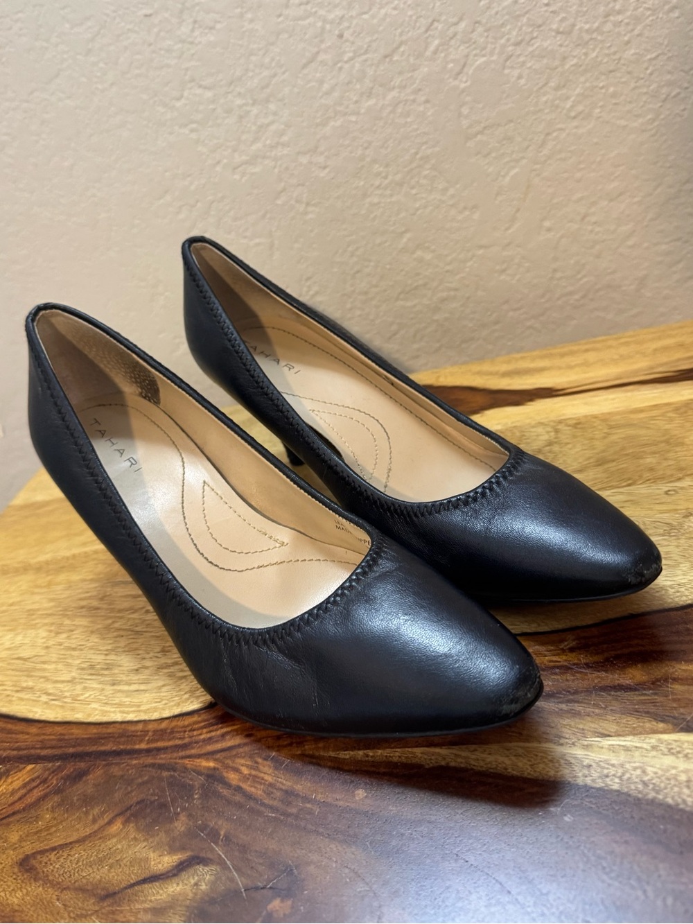 Tahari Blake Classic Black Women's Pump - size 7M Leather Low Heel - Picture 2 of 10
